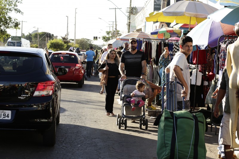 Pedestres são forçados a andar pela rua na 44