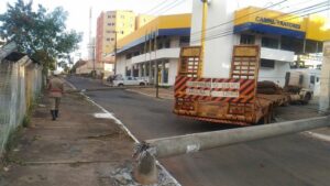 Caminhão derruba três postes de energia na Avenida Castelo Branco