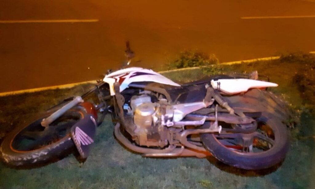 Motociclista morre após perder controle e colidir em árvore