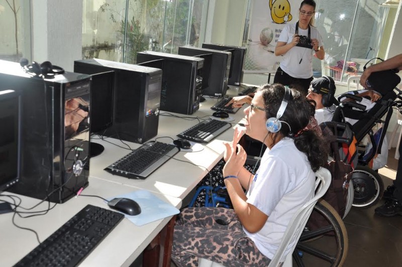 Alunos do Corae têm dia de diversão com computadores