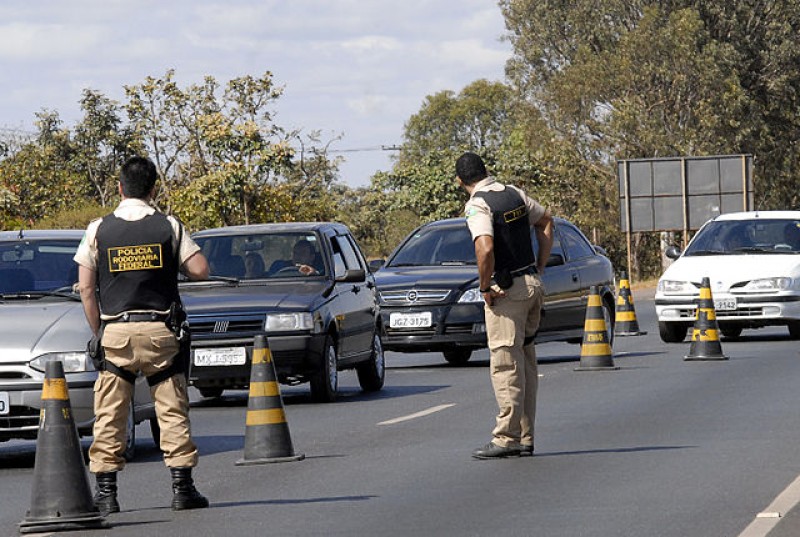 PRF alerta motoristas sobre pista molhada no feriado 12 de outubro