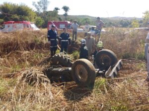 Homem morre ao ser prensado por trator