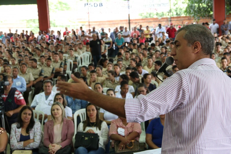 Eliton destaca ação na educação