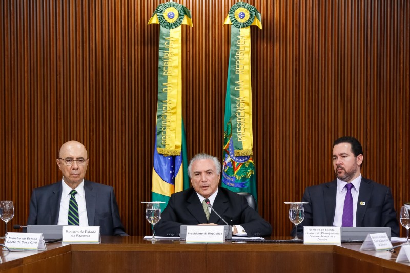 Temer cria teto para dívida e quer R$ 100 bi do BNDES