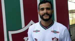 Henrique Dourado assina com o Flamengo