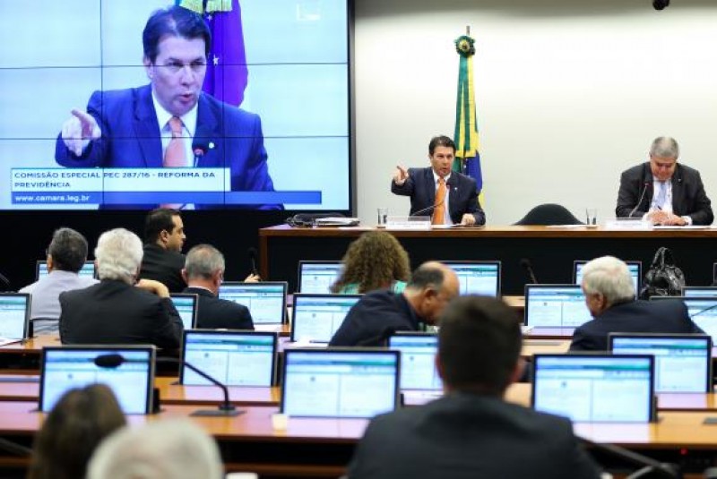 Aumenta prazo para deputados encaminharem emendas à reforma