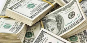 Dólar começa semana em alta de 0