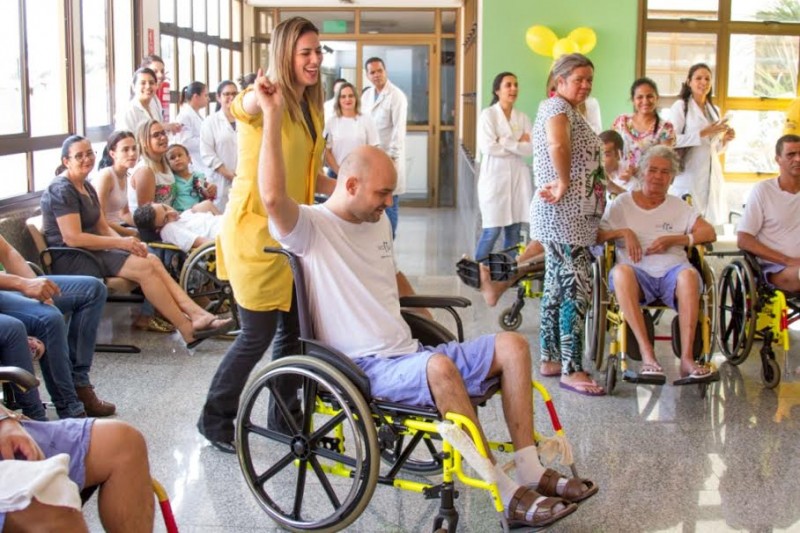 Dupla sertaneja leva alegria aos pacientes internados em reabilitação no CRER