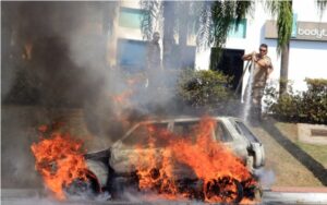 Carro pega fogo na Praça do Ratinho