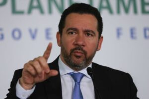 Temer reajusta salários de oito categorias do funcionalismo