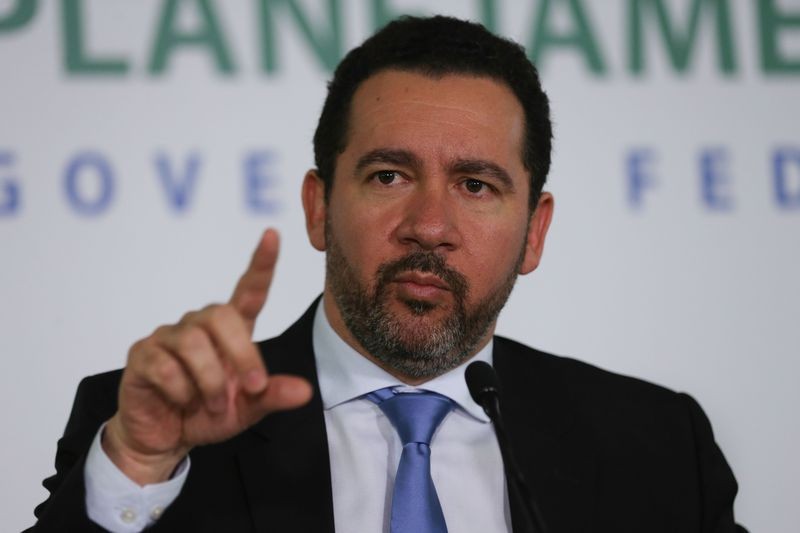 Temer reajusta salários de oito categorias do funcionalismo