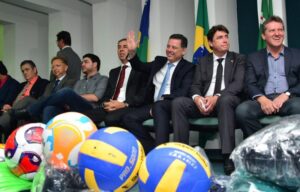 Governador entrega material esportivo para prefeituras em evento