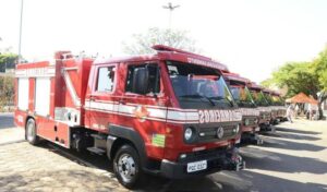 Bombeiros trabalham no resgate de trabalhadores soterrados no Setor Sul