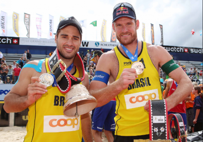 Dupla brasileira Alison e Bruno vence Canadá no vôlei de praia masculino