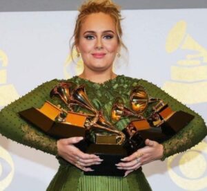 Adele quebra troféu do Grammy para dividir com Beyoncé