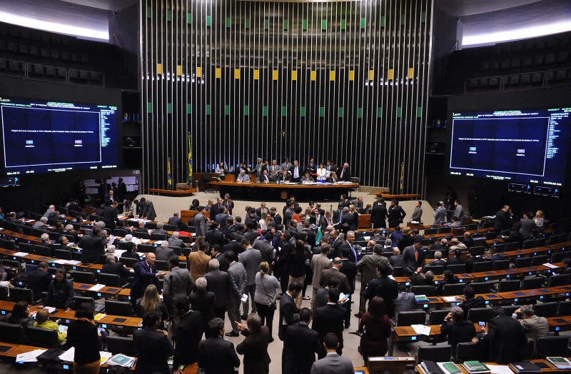 Políticos divergem sobre votações