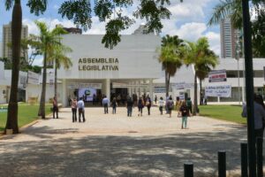 Assembleia aprova pacote de benefícios para professores