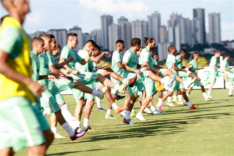 Léo Gamalho comemora retorno