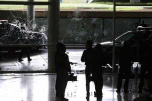 Manifestantes tentam invadir Câmara