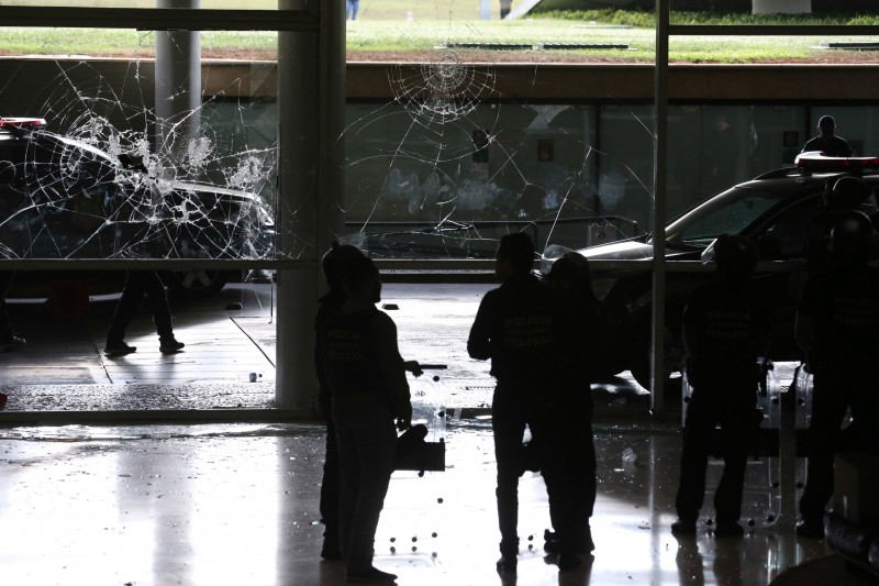 Manifestantes tentam invadir Câmara
