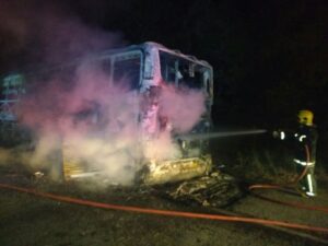 Ônibus de turismo pega fogo na BR-153