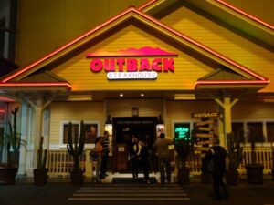 Outback realiza almoço para crianças carentes em Goiânia