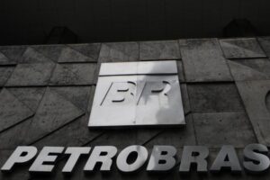 Petrobras tem prejuízo de R$ 16