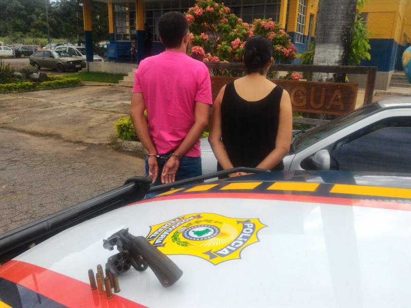 Polícia prende casal por posse ilegal de arma de fogo em Jaraguá