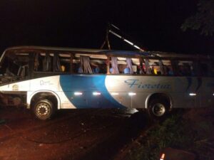 Ônibus tomba na BR-364 e deixa trabalhadores de usina feridos