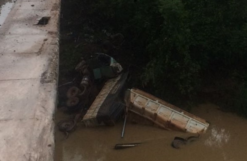 Caminhão cai de ponte na BR-153 e motorista fica preso às ferragens