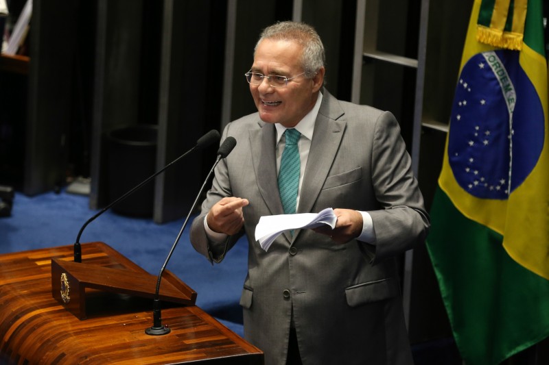 Renan permanece na liderança do Senado