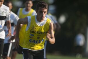 Goiás tem interesse em lateral-direito do Santos