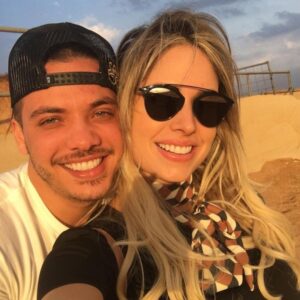 Wesley Safadão viaja com esposa para resort com diária de até R$ 55 mil