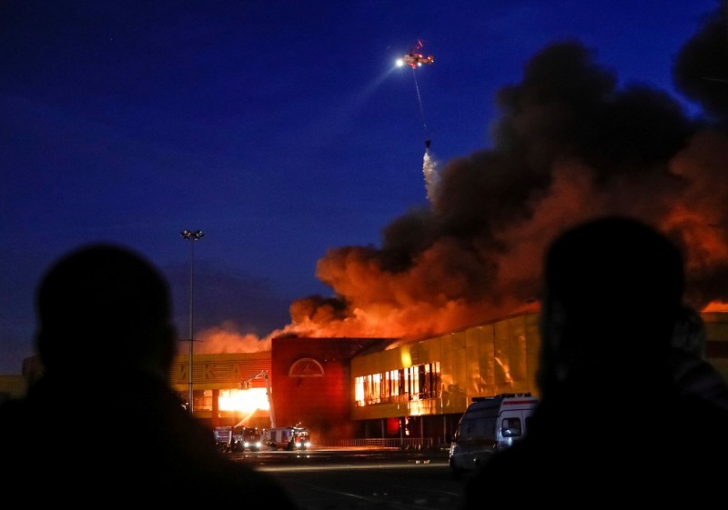 Milhares de pessoas são retiradas de shopping perto de Moscou devido a incêndio