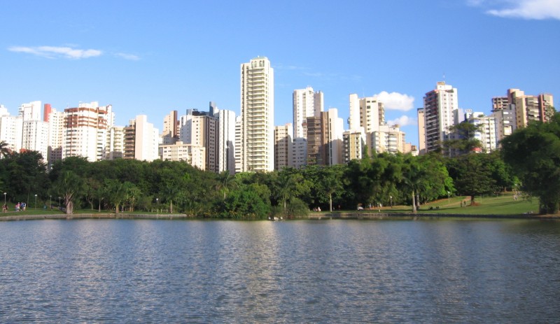 Quarta-feira de sol com poucas nuvens em Goiás