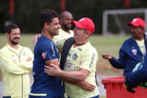 Ederson visita os companheiros de Flamengo pela primeira vez após cirurgia