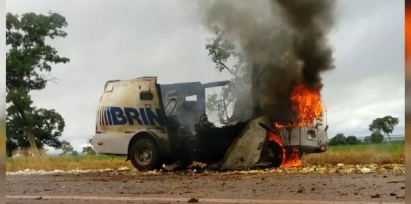 Assaltantes fogem com dinheiro após explodirem carro-forte na BR-070