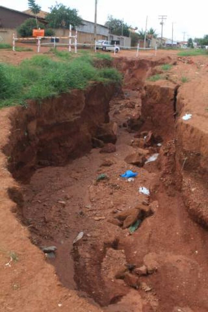 Crateras ameaçam residências em dois bairros de Aparecida de Goiânia