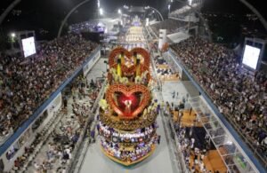 Criatividade e confusão marcam os desfiles das escolas de samba em SP