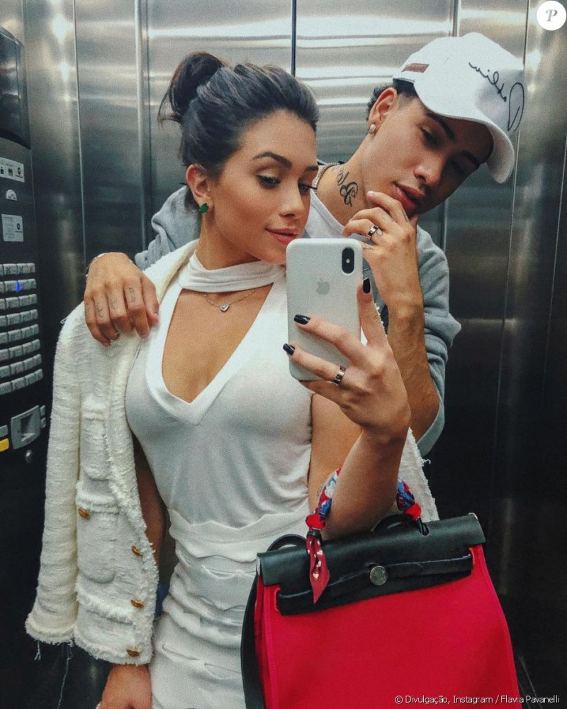 Flavia Pavanelli e Kevinho celebram 1º mês de namoro com aliança