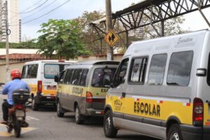 Vans escolares querem transitar em corredor de ônibus