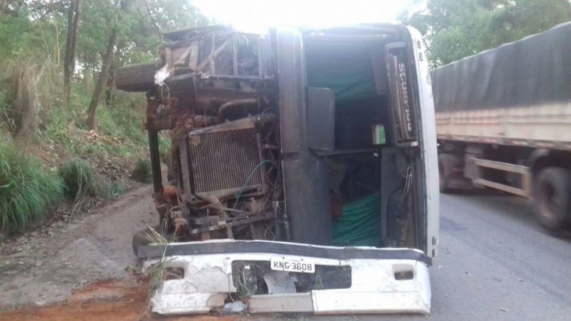 Transporte escolar tomba e deixa sete feridos na BR-153