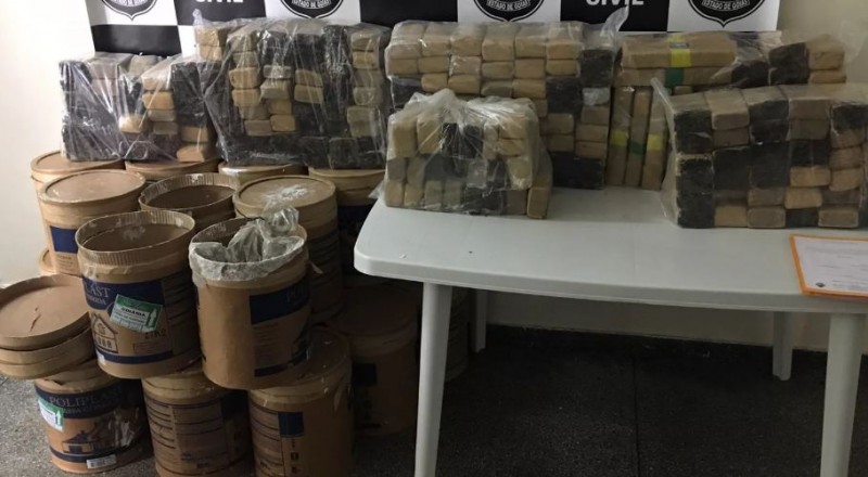 Polícia Civil apreende 133 kg de maconha em latas de massa corrida