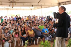 José Eliton entrega moradias em Ipameri