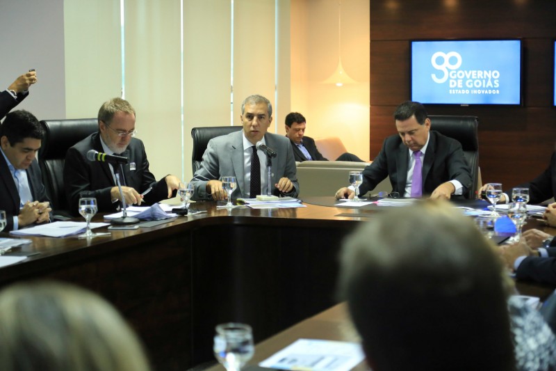 Zé Eliton destaca volume de obras do  Programa Goiás na Frente