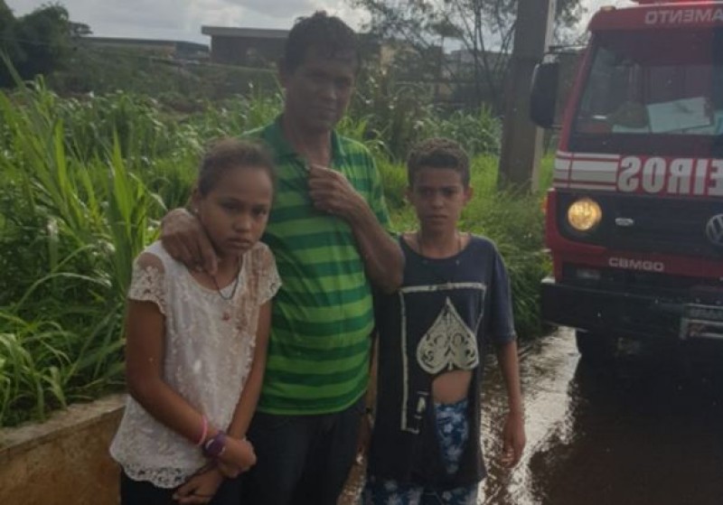 Família é resgatada pela PM após carro cair dentro de um córrego