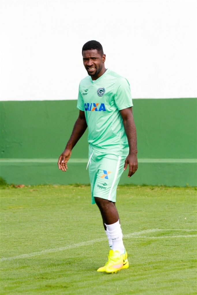 Victor Bolt é expulso já na estréia com a camisa do Goiás