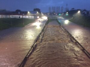 Goiânia amanhece "danificada" após forte chuva da madrugada