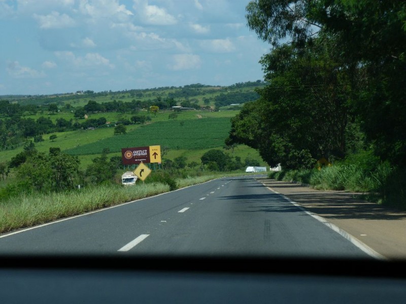 Jovem salta de carro em movimento para escapar de estupro