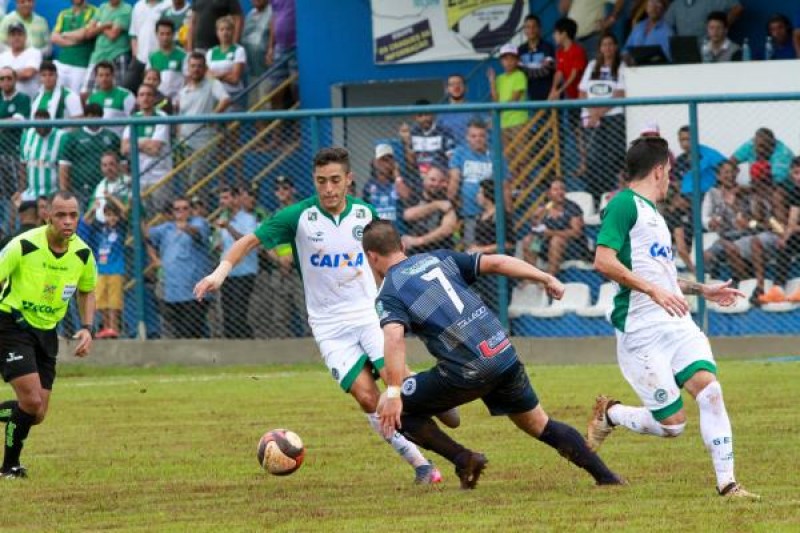 Léo Gamalho marca e Goiás vence